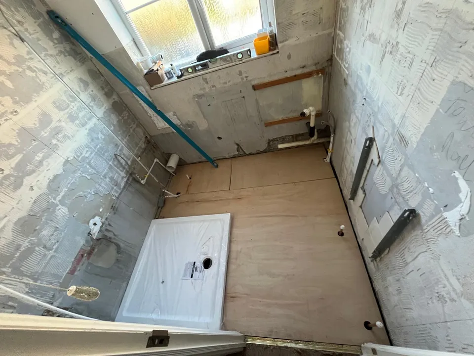 Shower tray fitted on a new floor during the renovation