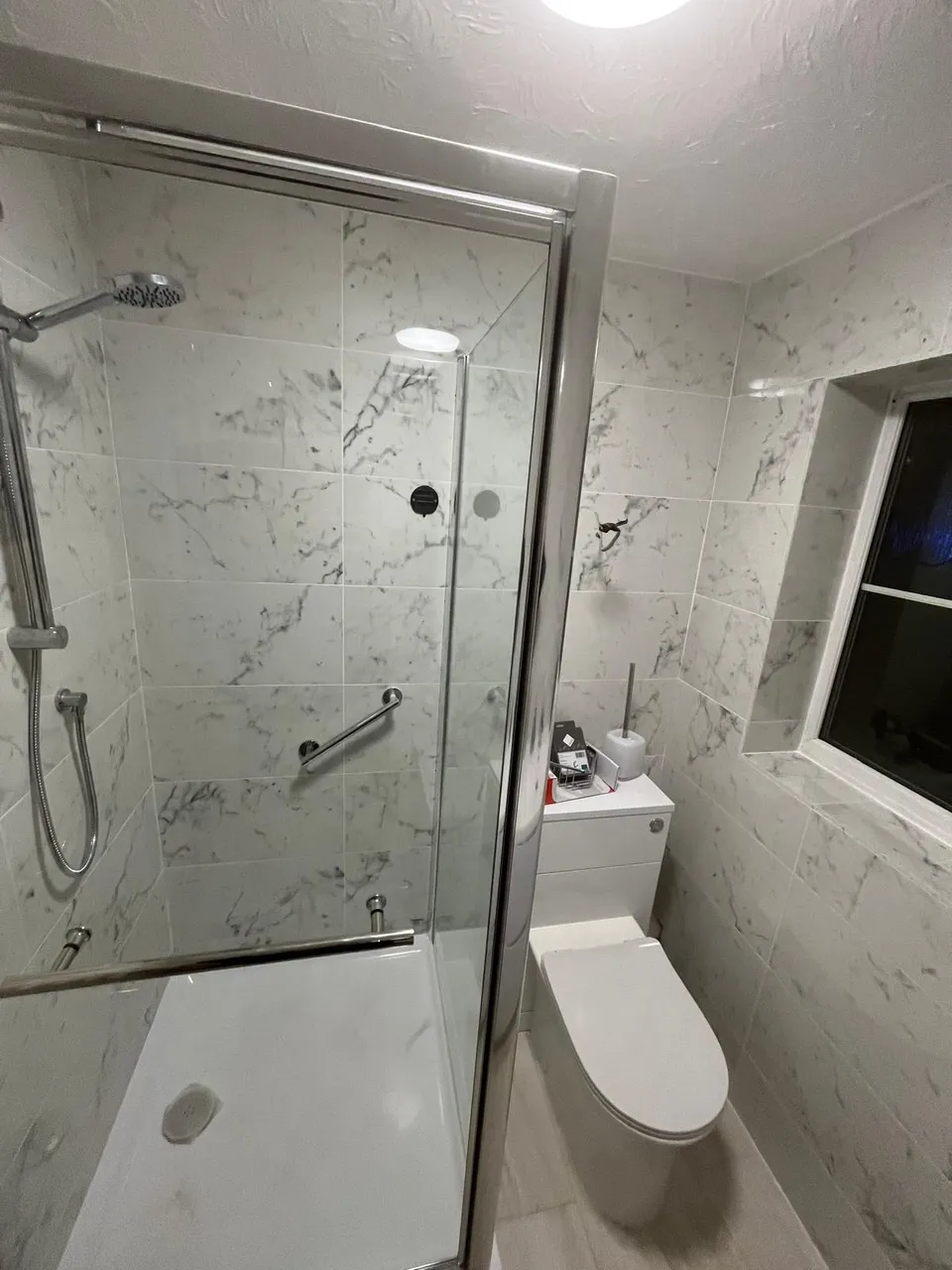 Shower enclosure and toilet in the finished shower room